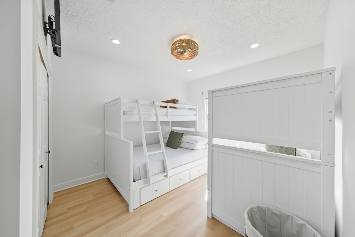 Chumba cha Bunk kilicho na Televisheni janja