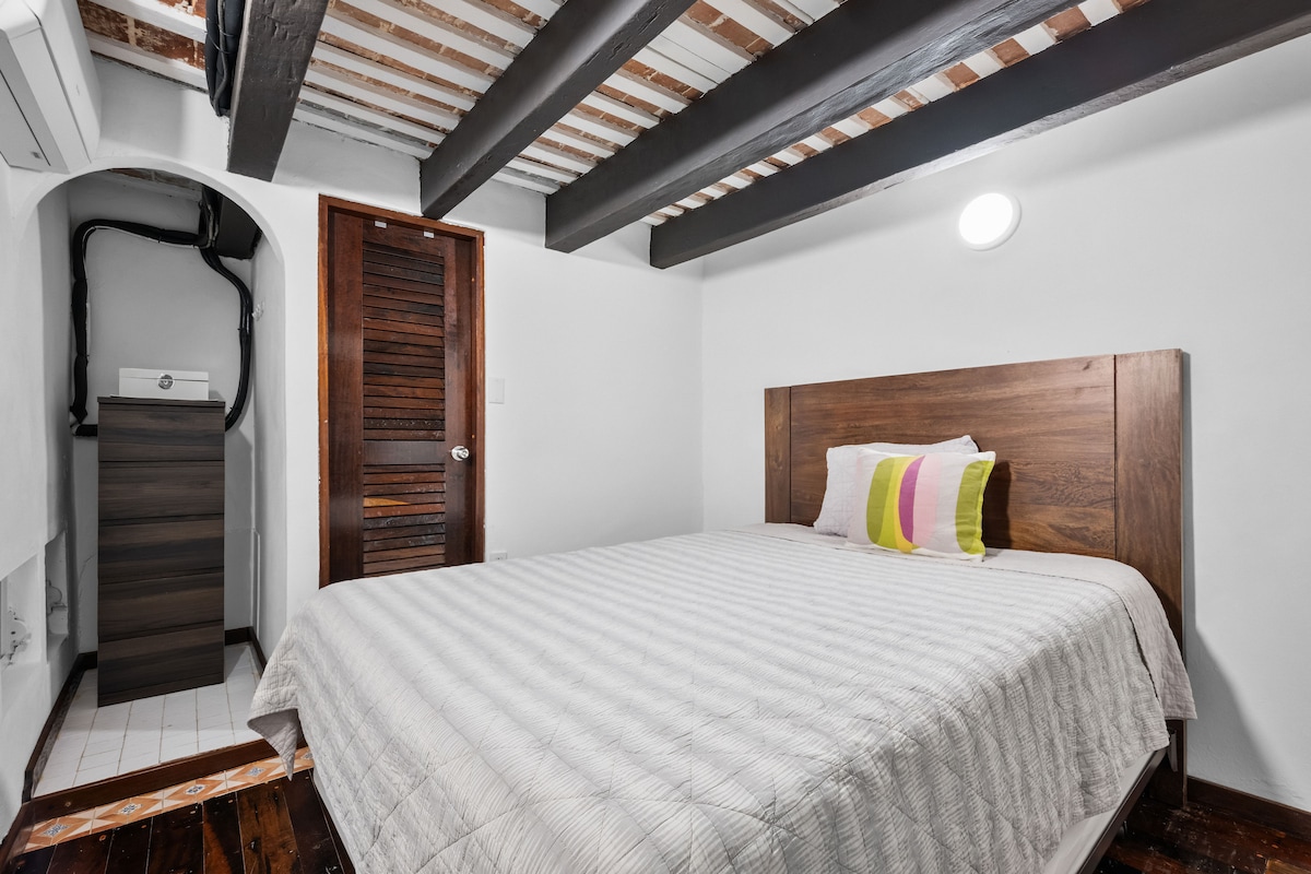 Მხატვრული ძილი: მყუდრო საძინებელი, რომელშიც თავმოყრილია ადგილობრივი ხელოვნება.	