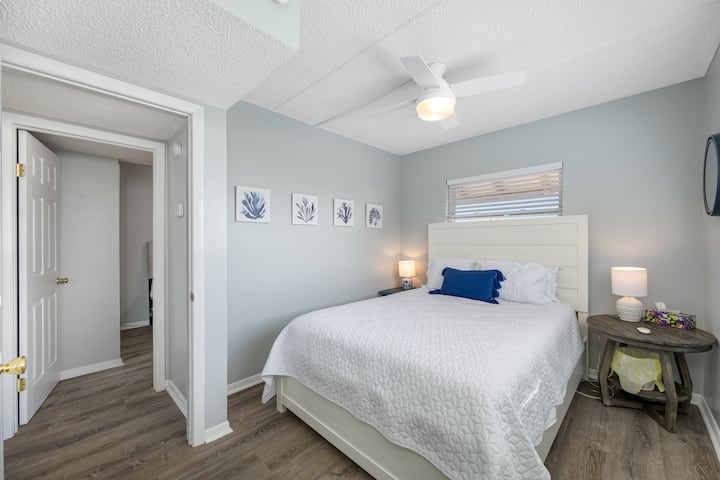 Dormitorio de invitados con cama tamaño queen y TV inteligente