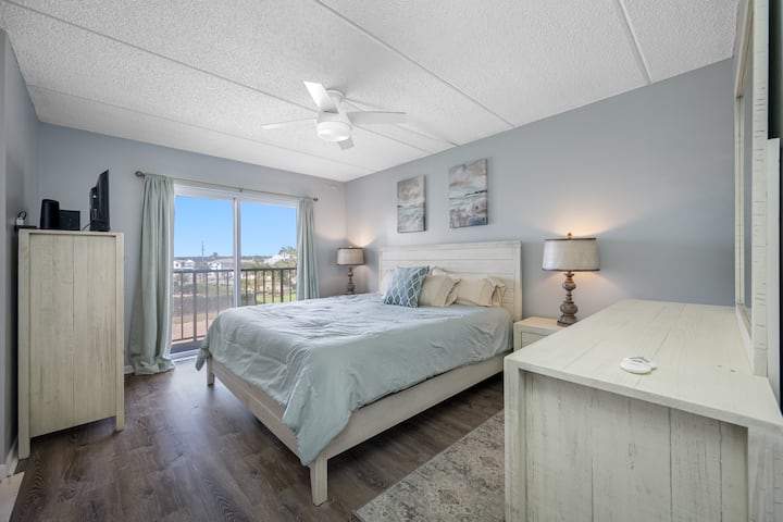 Dormitorio principal con balcón y baño privado.