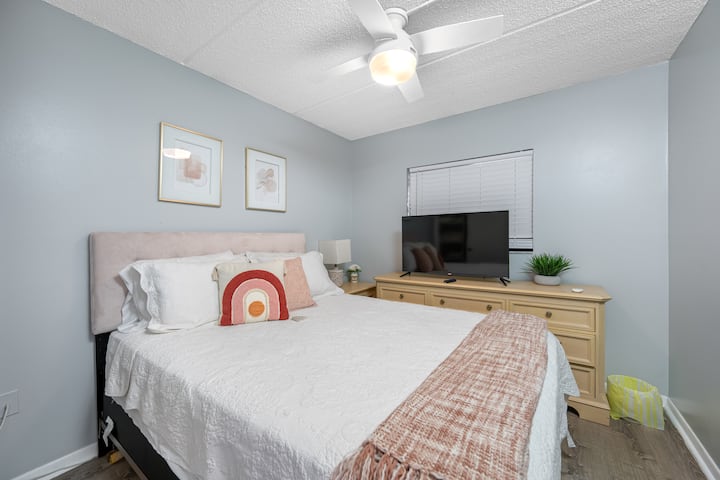 Dormitorio de invitados con cama tamaño queen y TV inteligente