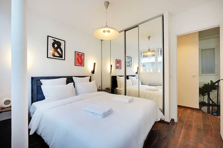 غرفة نوم ثانية بدون نافذة، مع سرير بحجم كوين وطاولة ملابس ومخزن