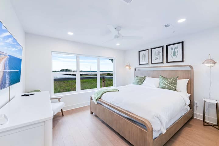 Spálňa 1: veľká manželská posteľ + TV + stropný ventilátor