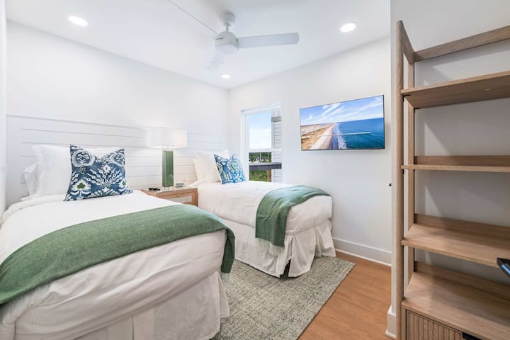 Spálňa 2: dve samostatné postele (na požiadanie je možné ich premeniť na veľkú manželskú posteľ) + stropný ventilátor