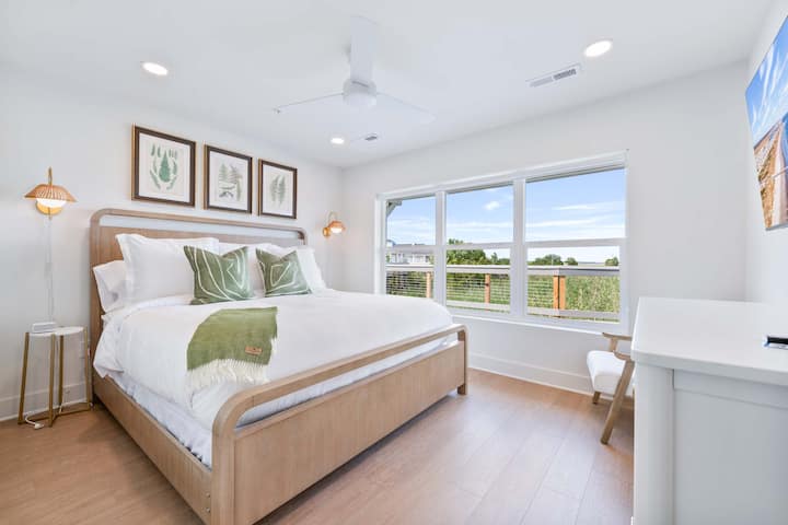 Спална соба 1: брачен кревет (широк 180 - 200 см) + телевизор 