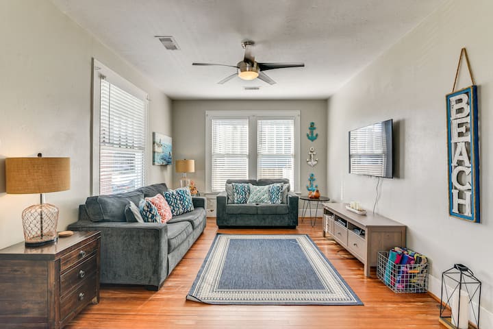 Steps To Seawall & Shore! Galveston Escape W/ Yard - Galveston, TX
