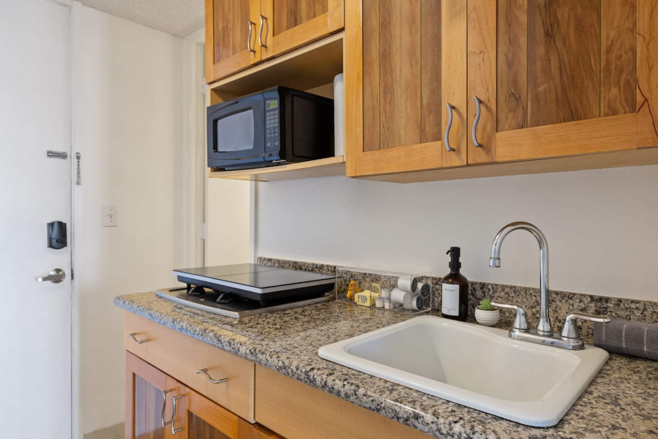Spacious Studio at the Heart of Waikiki 22F - Image 4