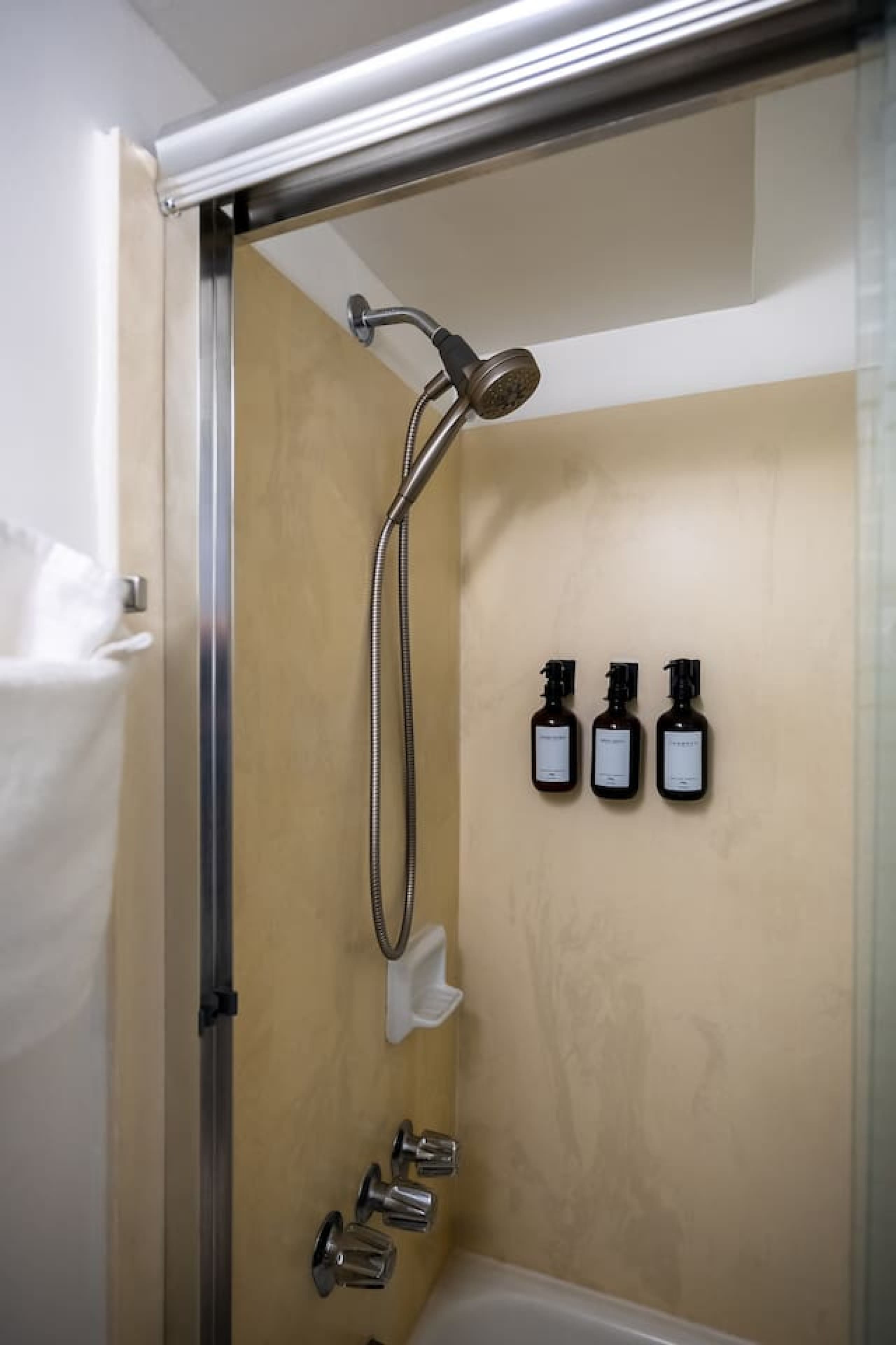 Spacious Studio at the Heart of Waikiki 22F - Image 13
