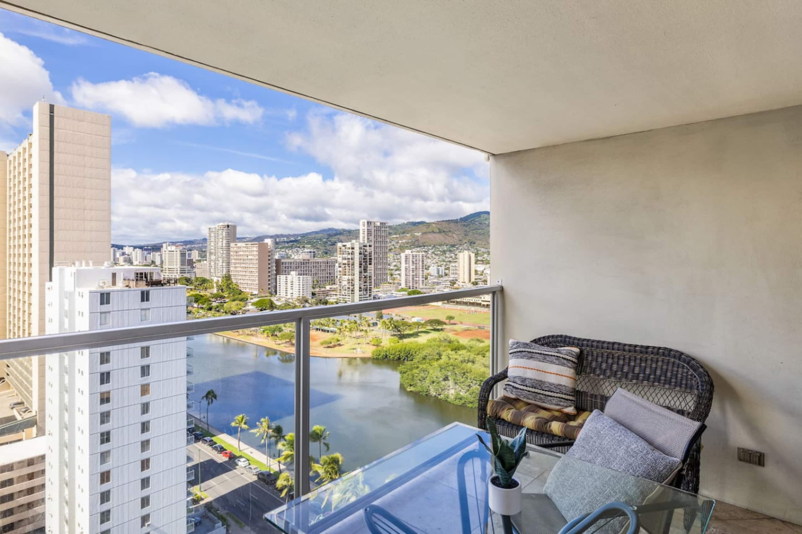 Spacious Studio at the Heart of Waikiki 22F - Image 17