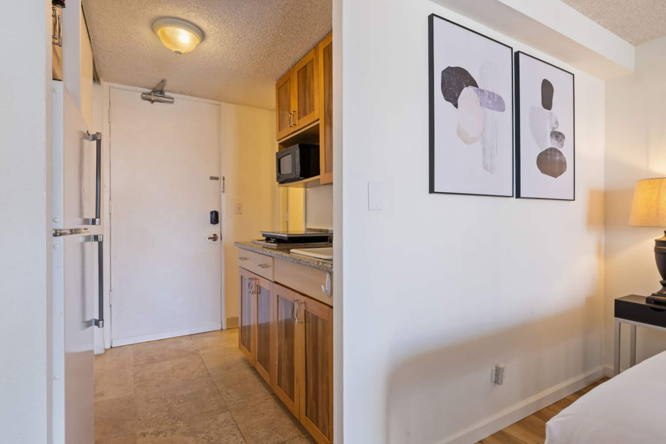 Spacious Studio at the Heart of Waikiki 22F - Image 2