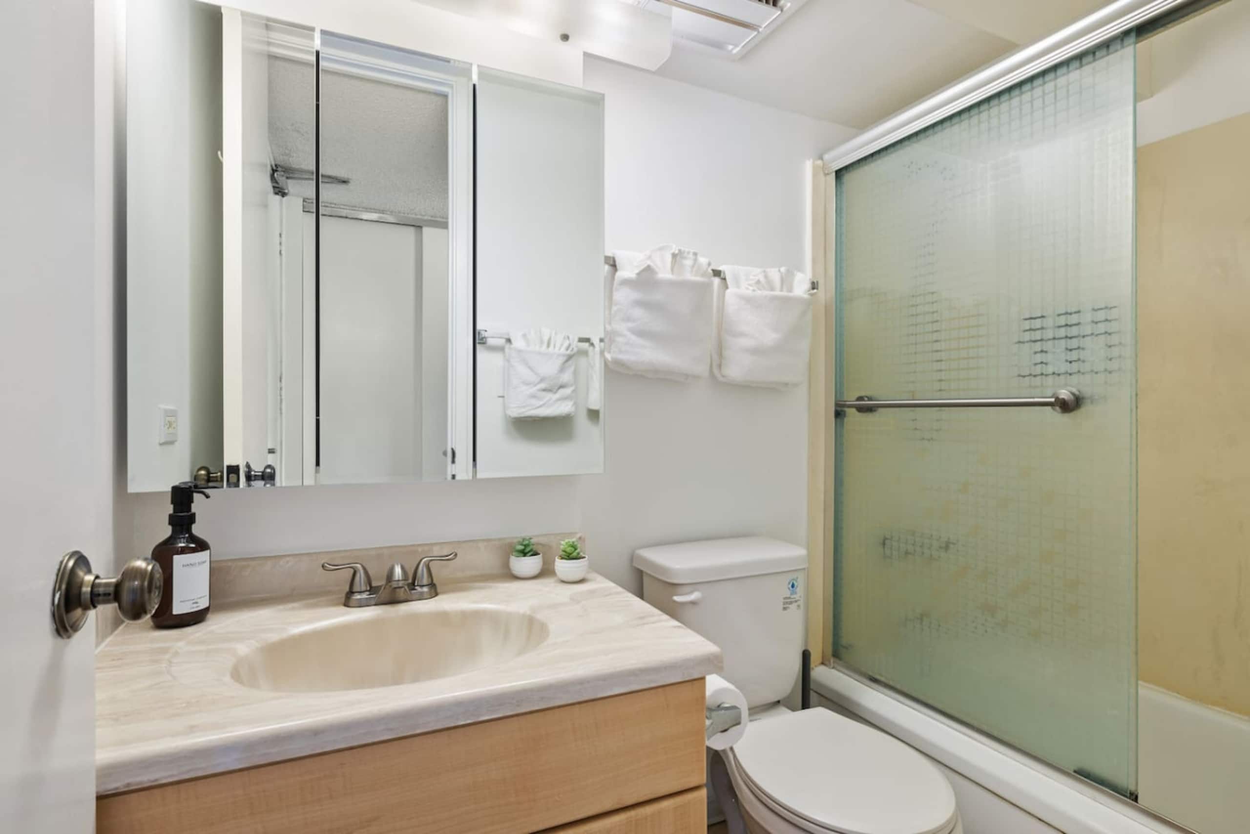 Spacious Studio at the Heart of Waikiki 22F - Image 11