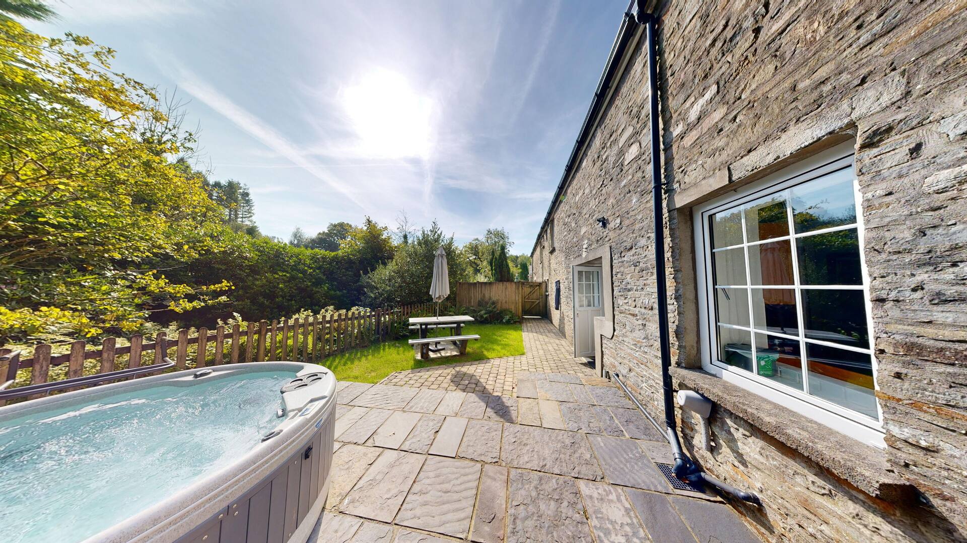 Y Stabl | Romantic Getaway | Riverside Hot Tub