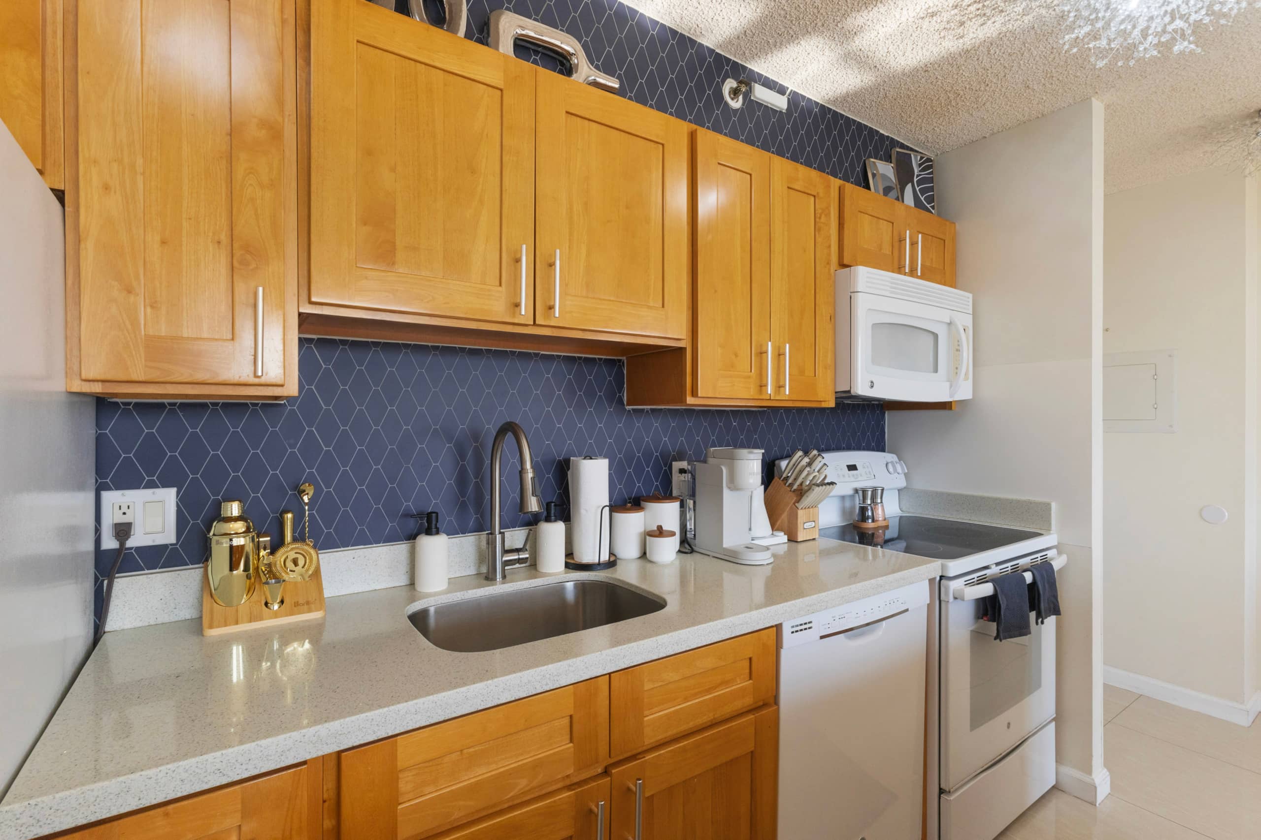 Condo in Honolulu · ★4.88 · 1 bedroom · 2 beds · 1 private bath - Image 10