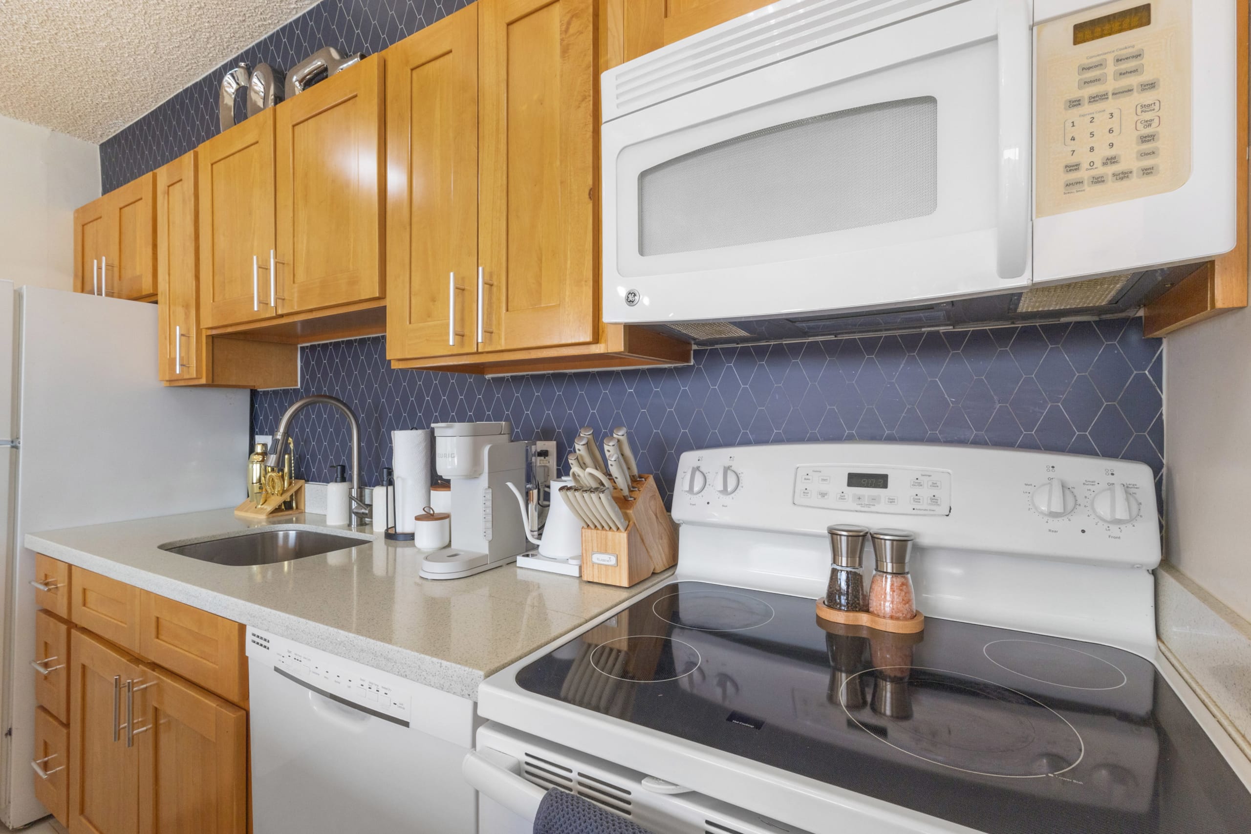 Condo in Honolulu · ★4.88 · 1 bedroom · 2 beds · 1 private bath - Image 11