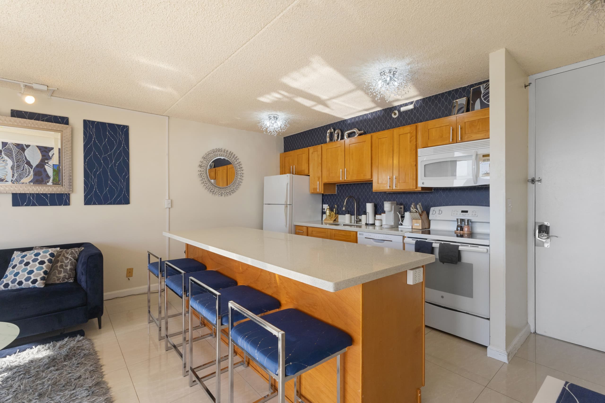 Condo in Honolulu · ★4.88 · 1 bedroom · 2 beds · 1 private bath - Image 9