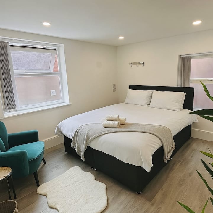 Beacon Twin Room 2 | Near Empire Theatre - Liverpool