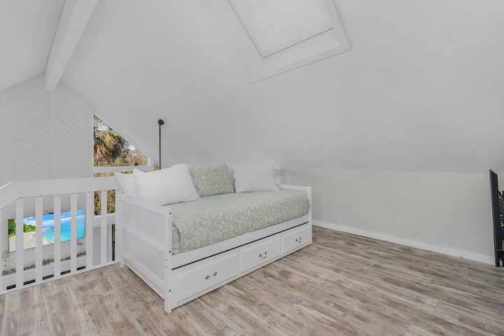 Deux lits jumeaux dans le coin.