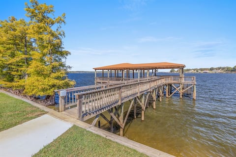 Lake Escape Paradise: Lakefront Retreat | Private