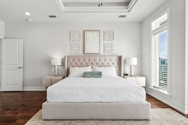 Главна спална соба со поглед кон заливот (C)