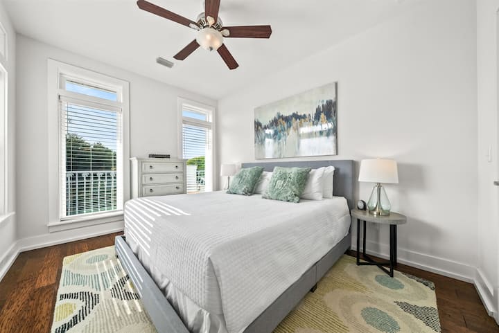 Спална соба со брачен кревет (широк 180 – 200 см) и поглед кон заливот (D)