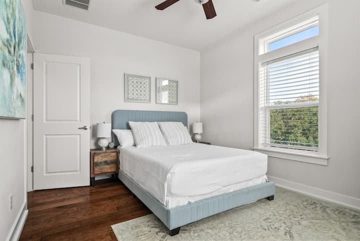 Спална соба со брачен кревет (широк 150 – 179 см) и поглед кон базенот (E)