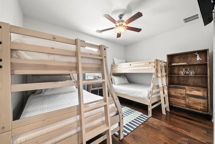 Двокреветни соби со два одделни кревета наместо со еден брачен кревет (B)