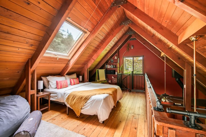 Rhododendron Cabin Near Mt Hood Adventures - Cabins for Rent in
