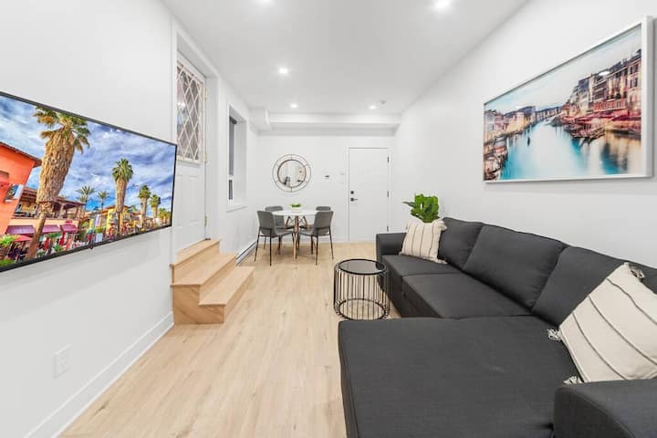 Modern 2 Bed Condo, Sleep 6,midtown - Montreal