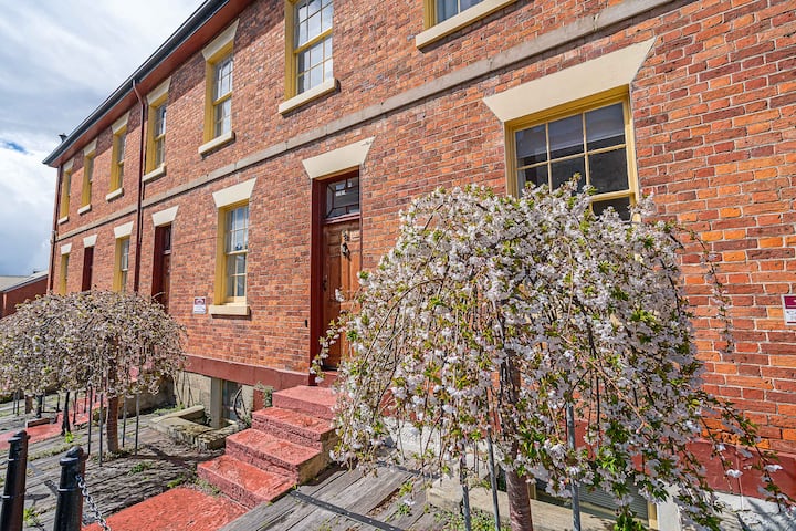 Ground Floor Heritage 1 Bed Plus Parking - 荷伯特