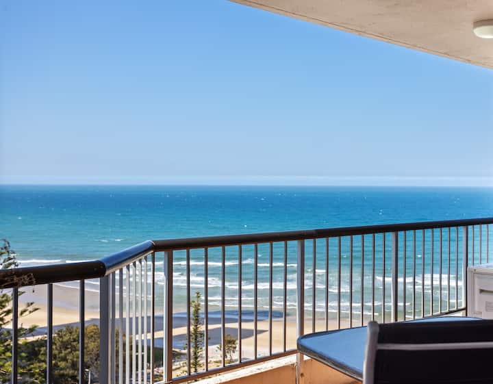 Beachside Apartment - Surfers Paradise