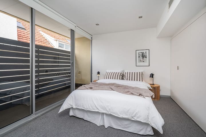 ห้องนอน 3 พร้อมเตียงควีนไซส์และเครื่องทำความร้อน/ทำความเย็นแบบมีท่อ