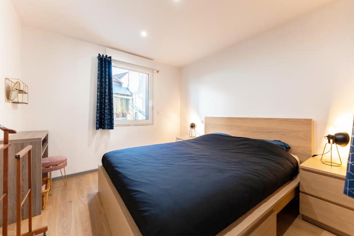 La 1ère chambre comprend un grand lit double 160x200 et d'un bureau. Les draps et les serviettes sont fournis pour votre séjour.
