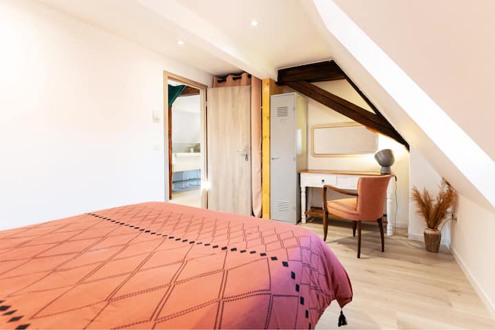 Cette chambre équipée d'un lit double 140x190cm et d'un bureau se trouve à côté de la salle de bain avec son WC.