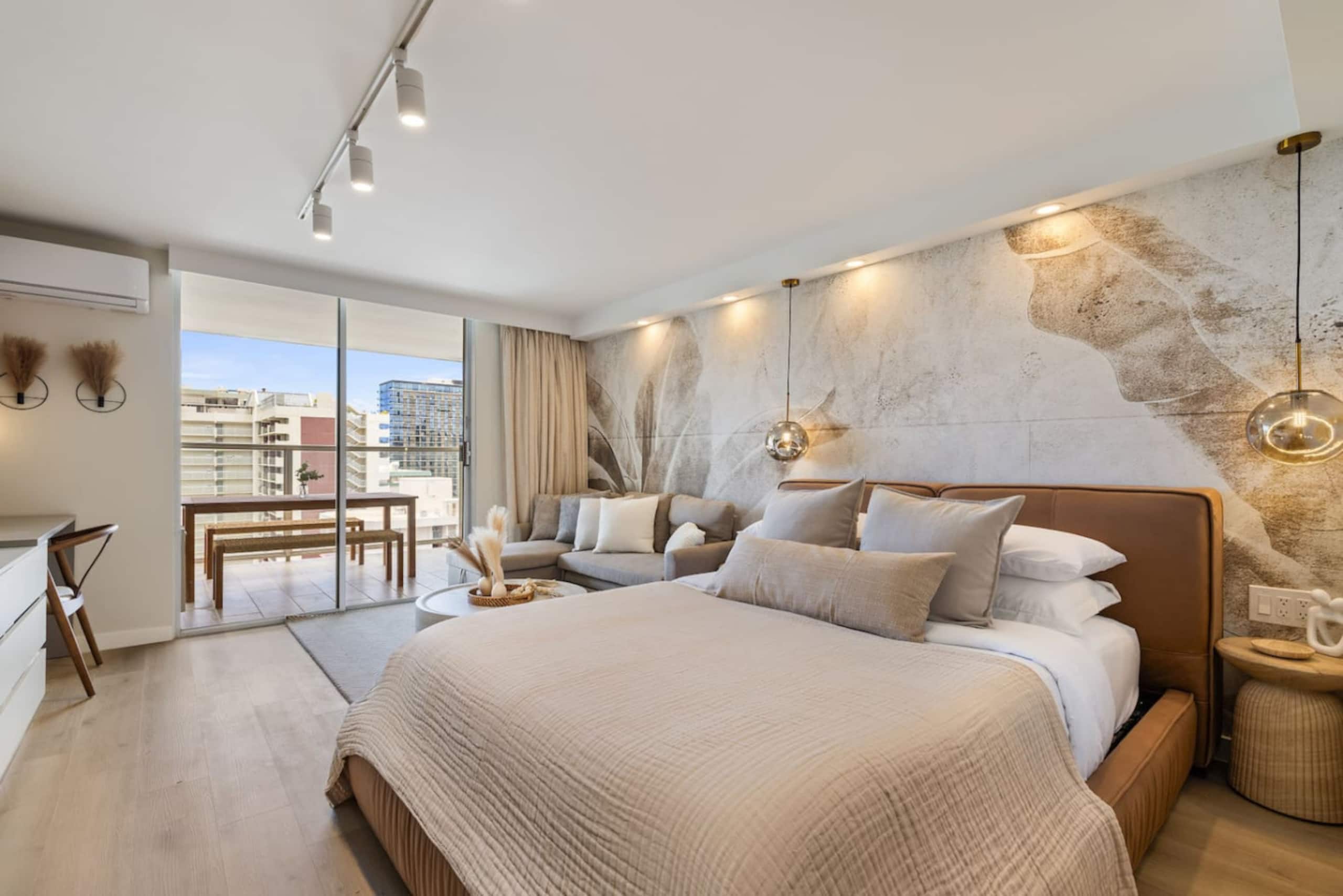 Waikiki Luxe Haven – Chic Comfort in Paradise - Image 1