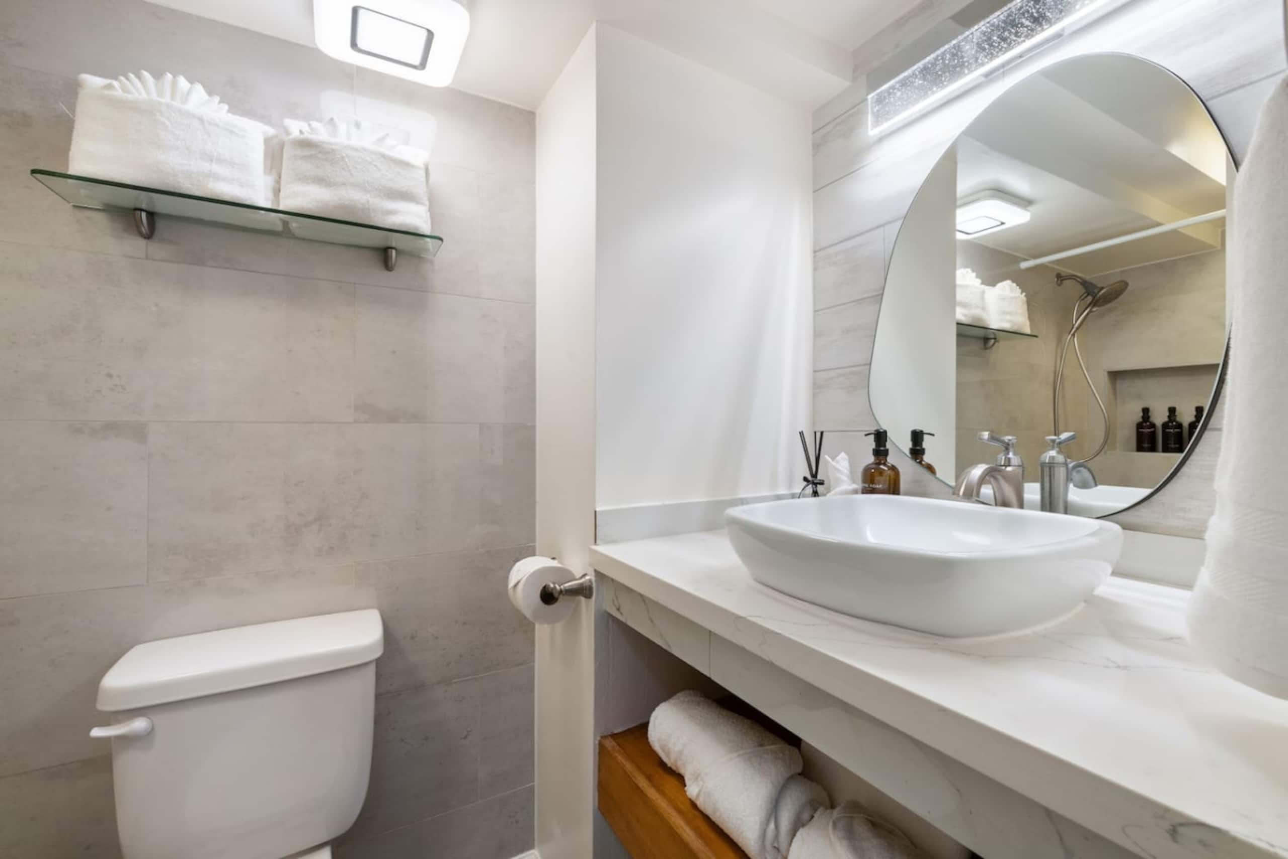 Waikiki Luxe Haven – Chic Comfort in Paradise - Image 14