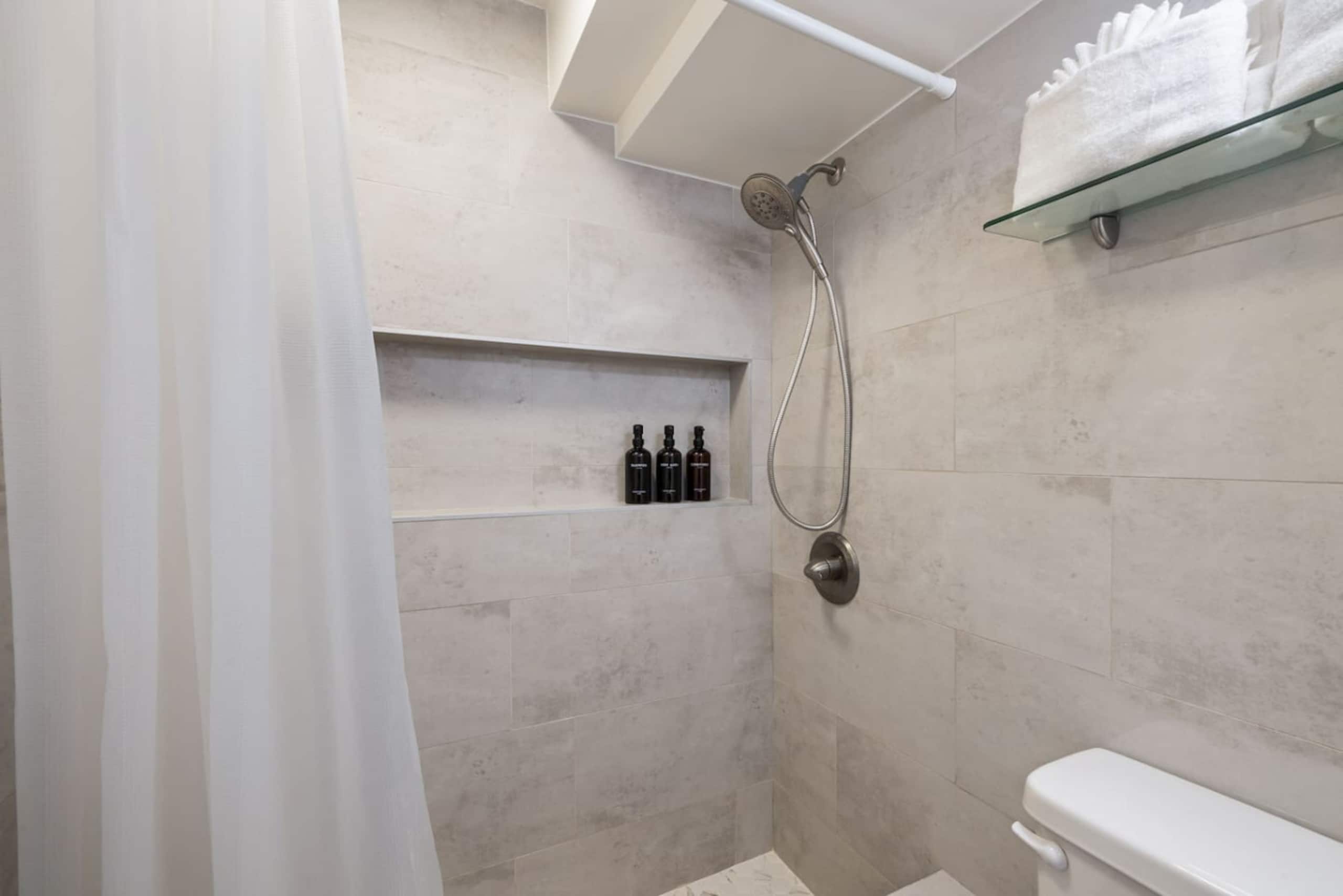 Waikiki Luxe Haven – Chic Comfort in Paradise - Image 16