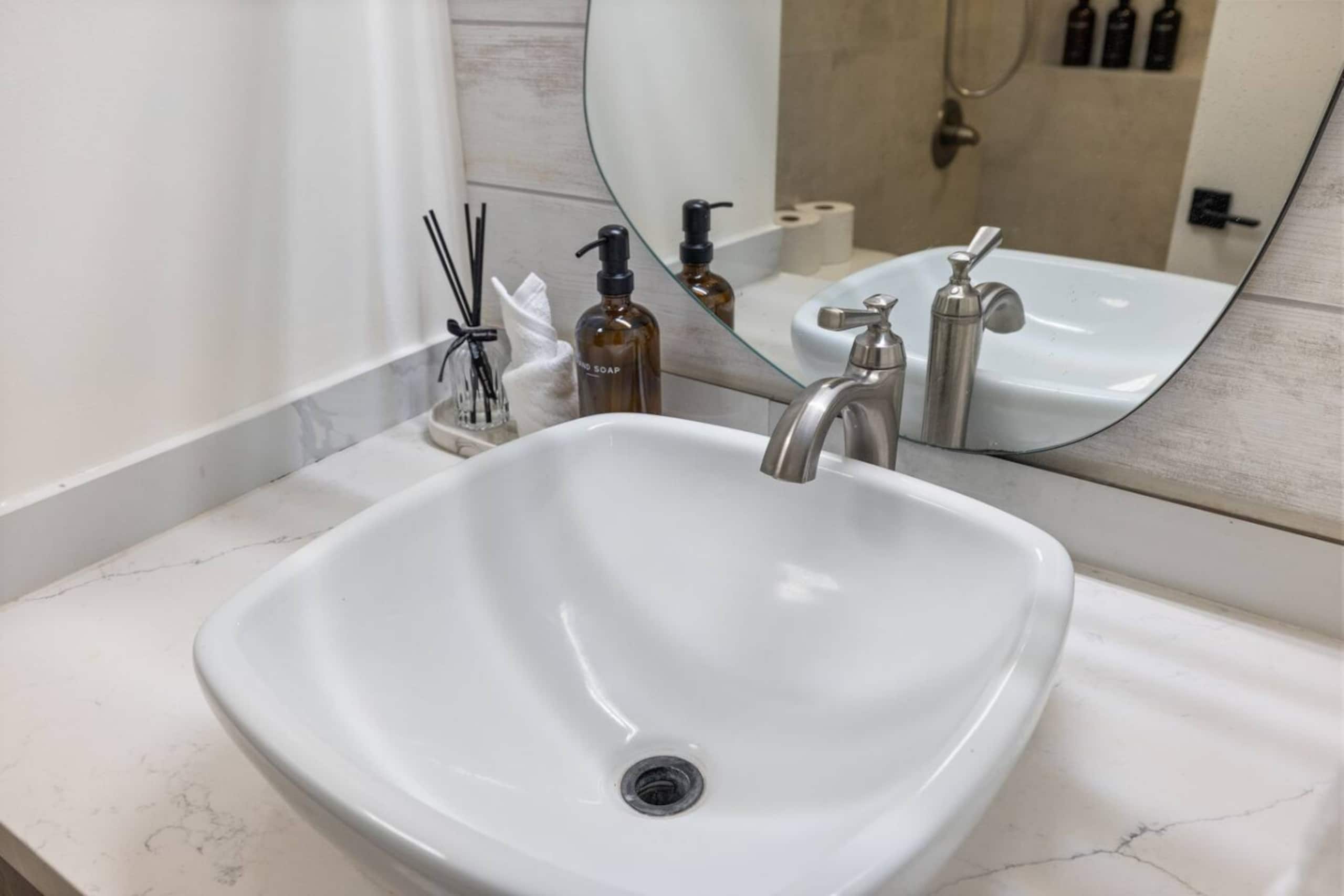 Waikiki Luxe Haven – Chic Comfort in Paradise - Image 17