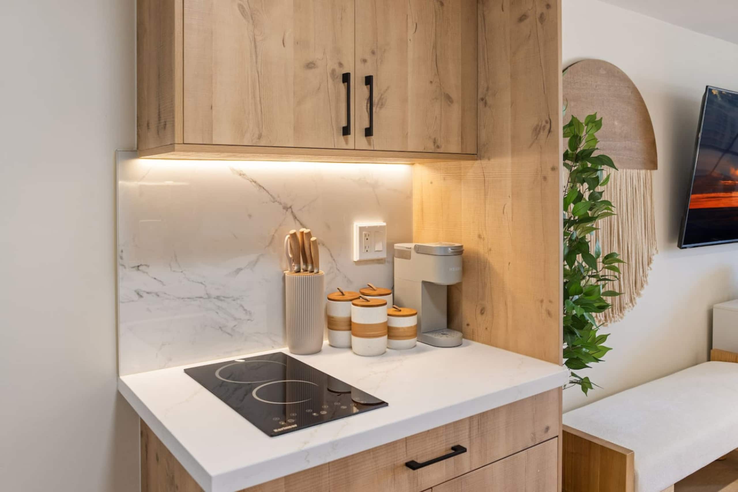 Waikiki Luxe Haven – Chic Comfort in Paradise - Image 9