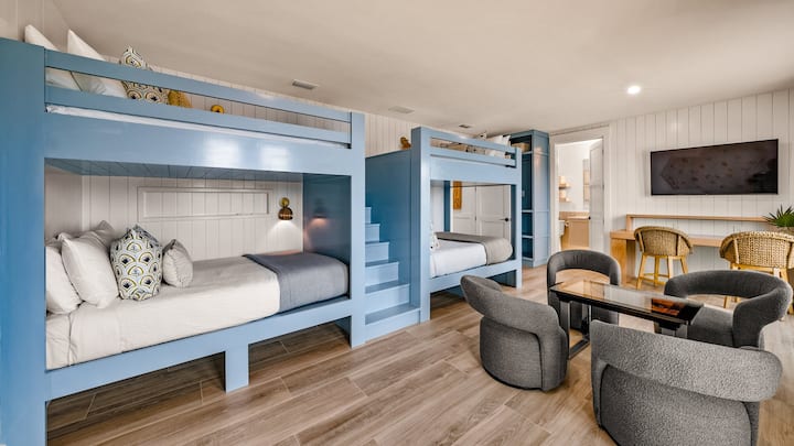 Tuluyan A - Ikalimang Kuwarto - En‑suite na Banyo - (2) Full/Full Bunk Bed - Gaming System