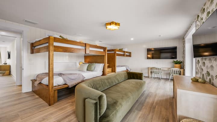 Tuluyan B - Ikalimang Kuwarto - En‑suite na Banyo - (2) Full/Full Bunk Bed - (2) HDTV - May Daanan Papunta sa Balkonahe