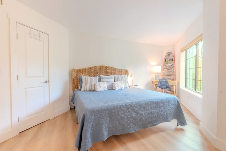 Soveværelse 1 med en luksuriøs kingsize-dobbeltseng og en afslappende atmosfære.