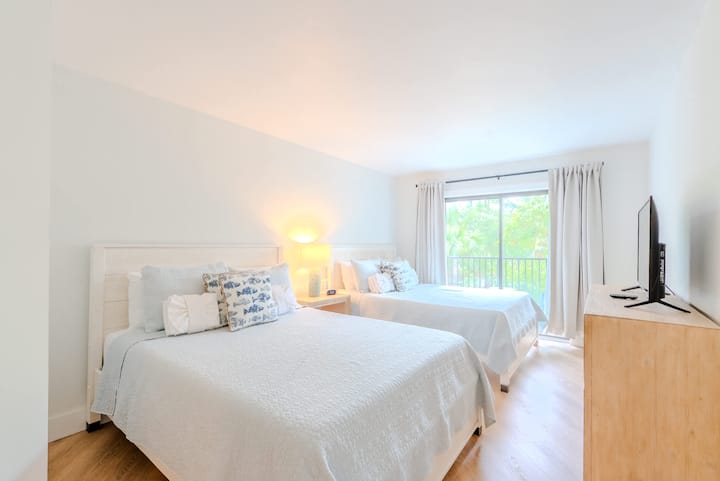 Soveværelse 2 med to queensize-dobbeltsenge, perfekt til familier eller grupper.