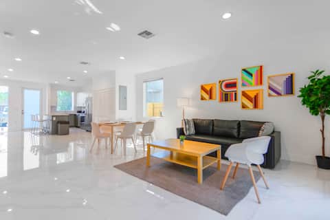 Top performing Airbnb: Townhouse in Prime Location W Free Parking in Santa Clara