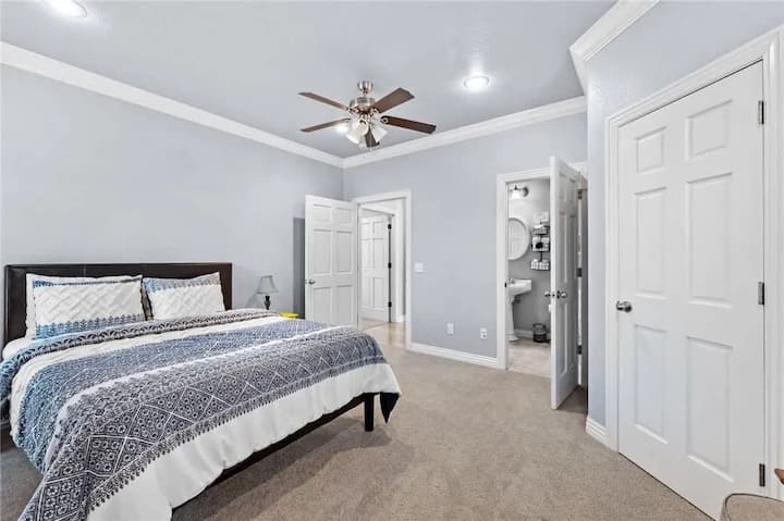 Pohodlné izby pre hostí s manželskými posteľami veľkosti King a Queen, čistou posteľnou bielizňou a zatemňovacími závesmi – po dobrodružstvách pri jazere budete spať pokojne.