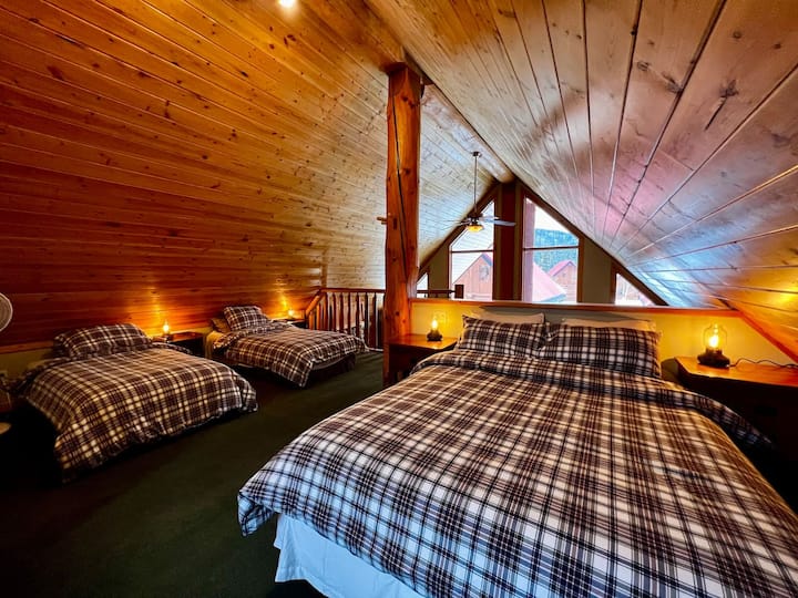Priestranný otvorený podkrovie s manželskou posteľou a dvoma samostatnými lôžkami, ideálne pre rodiny alebo priateľov.
