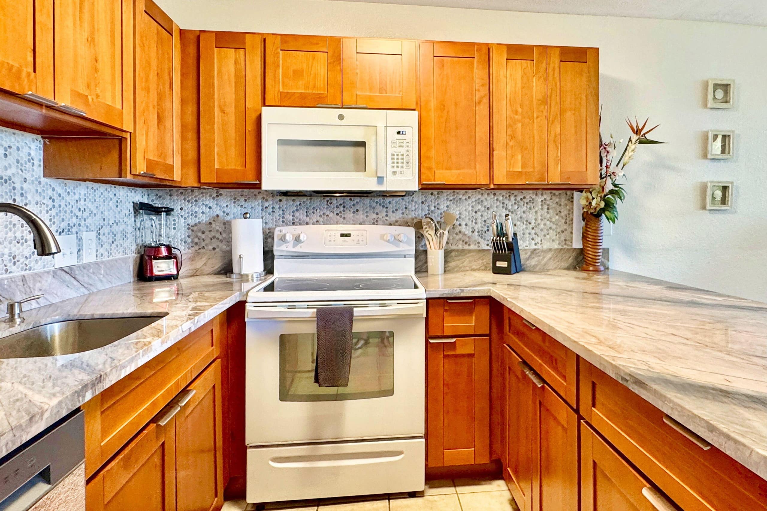 Steps to Beach, Pool & Hot Tub! Beautiful Condo - Image 12