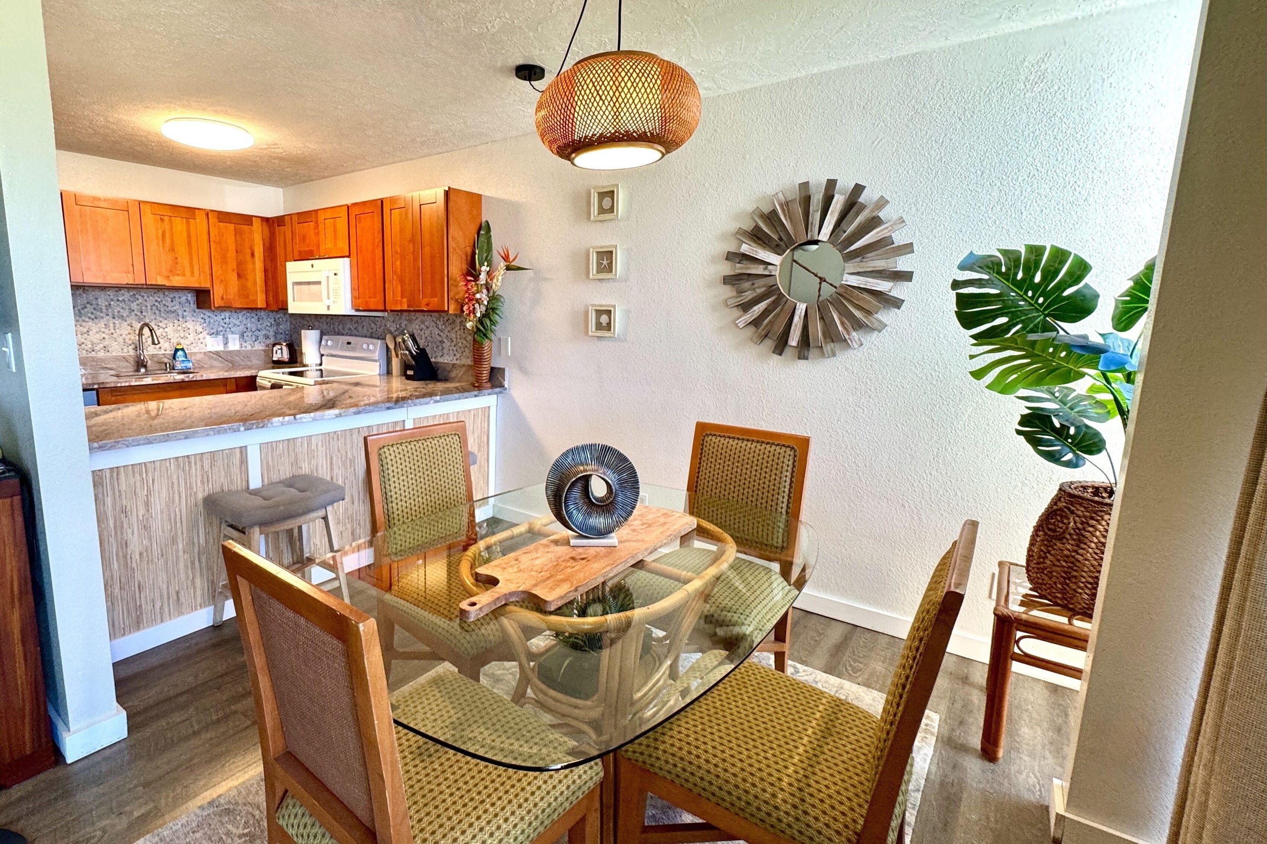 Steps to Beach, Pool & Hot Tub! Beautiful Condo - Image 8