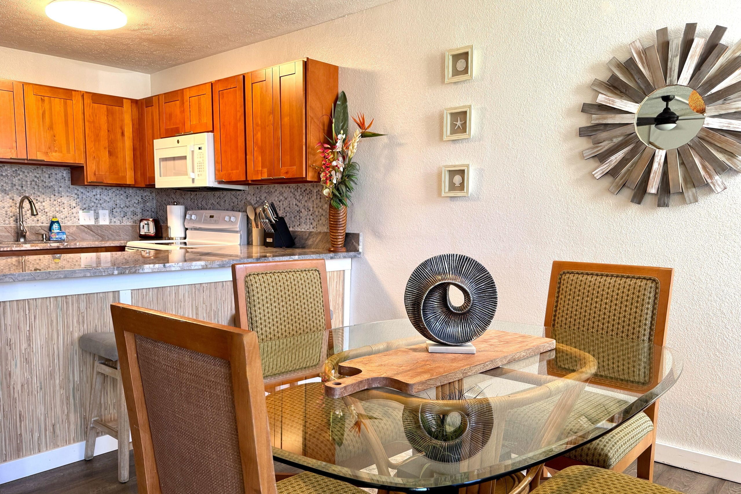 Steps to Beach, Pool & Hot Tub! Beautiful Condo - Image 9