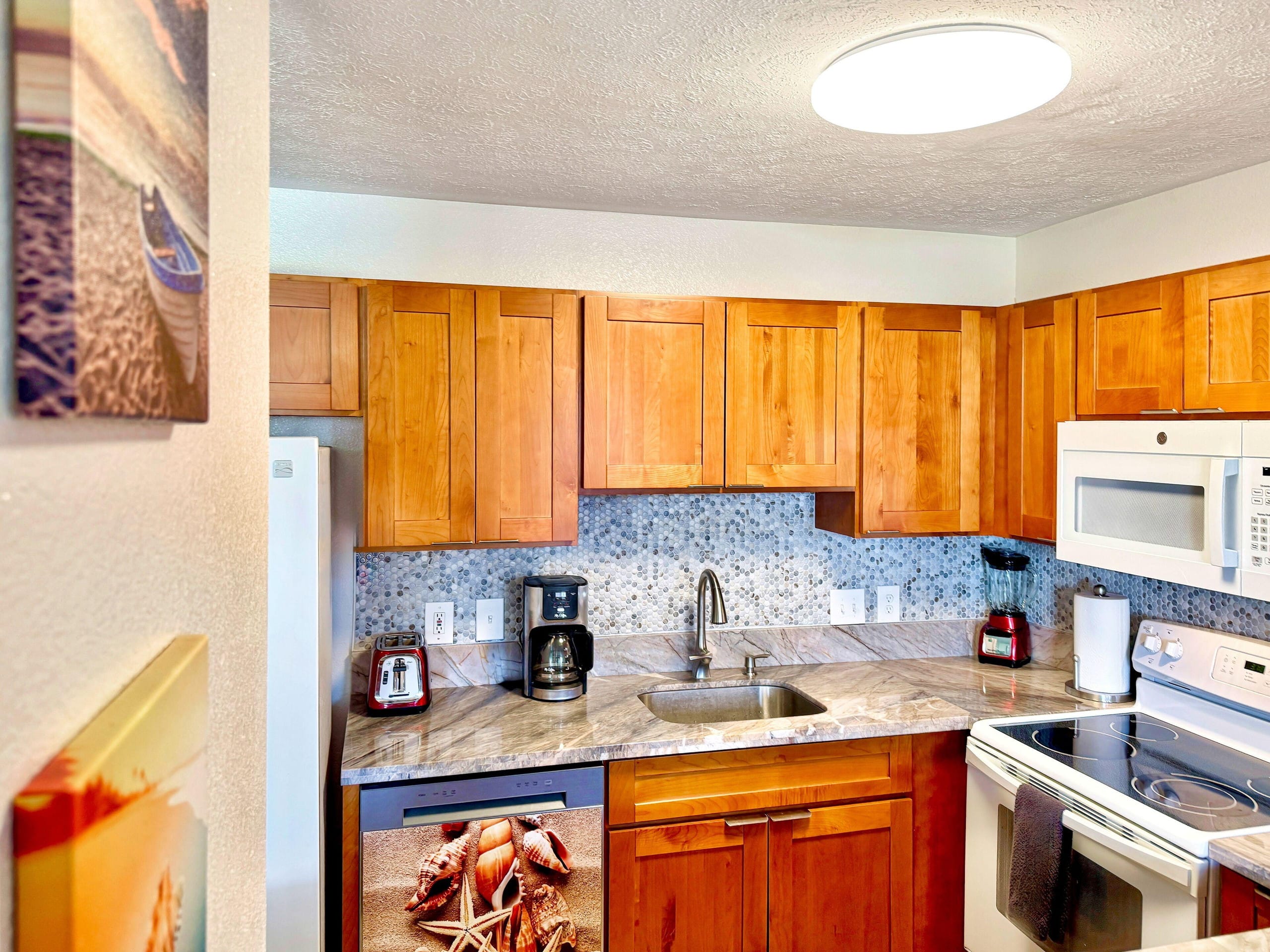 Steps to Beach, Pool & Hot Tub! Beautiful Condo - Image 10