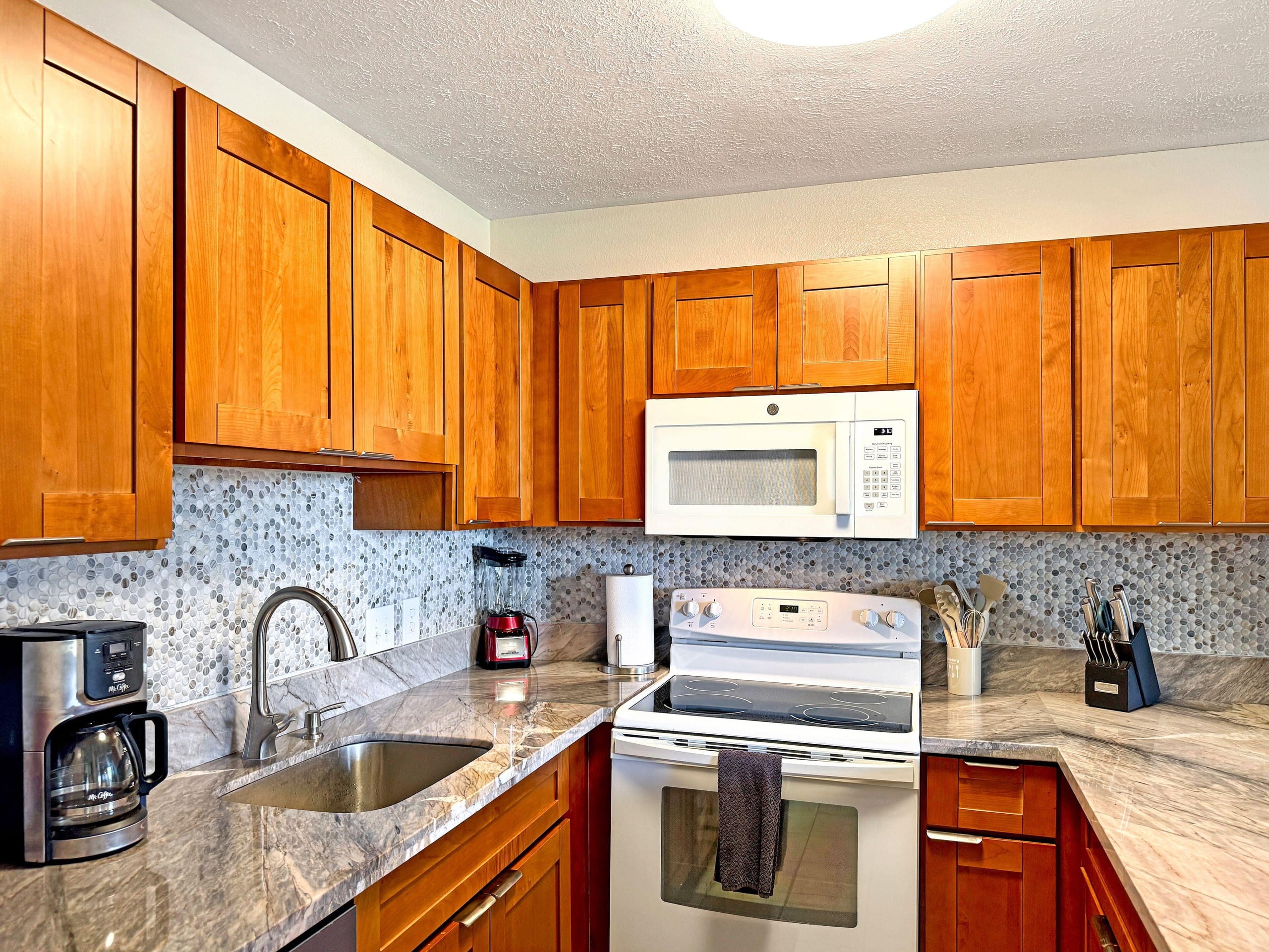 Steps to Beach, Pool & Hot Tub! Beautiful Condo - Image 3